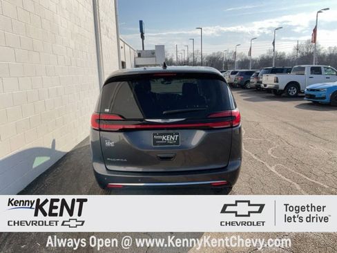 Used 2023 Chrysler Pacifica Touring-L image 6