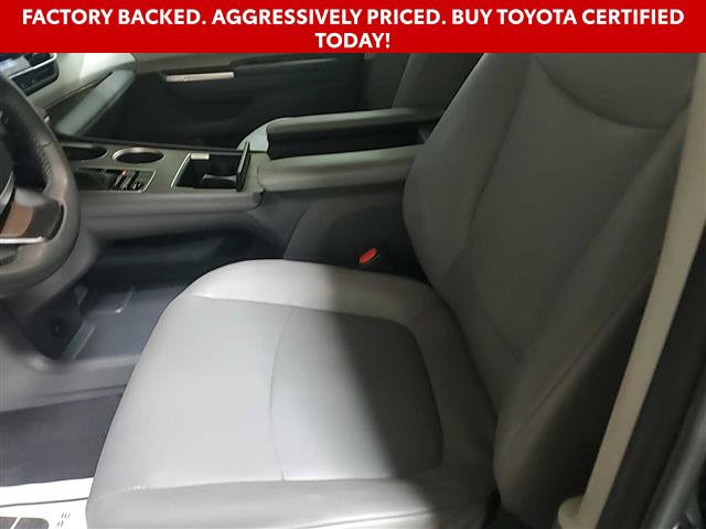 Used 2024 Toyota Sienna XLE FWD image 3