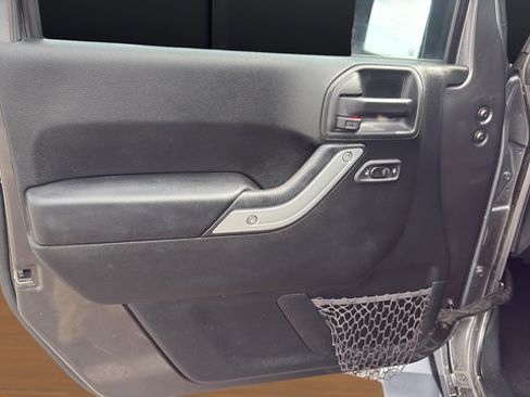 Used 2017 Jeep Wrangler Unlimited Sahara w/ Connectivity Group AWD/4WD image 16