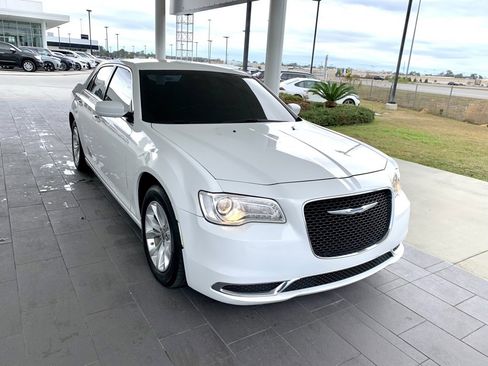 Used 2023 Chrysler 300 Touring image 3