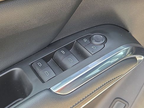 Used 2025 Chevrolet Traverse LT FWD image 23
