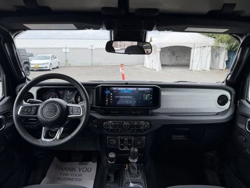 Used 2024 Jeep Wrangler Unlimited Sahara AWD/4WD image 16