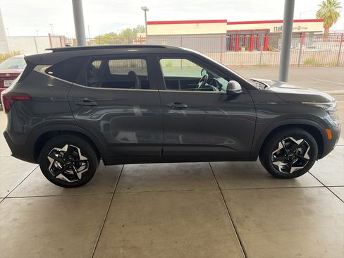 Used 2024 Kia Seltos EX FWD image 3