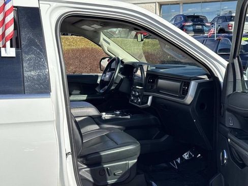 Used 2024 Ford Expedition XLT image 11
