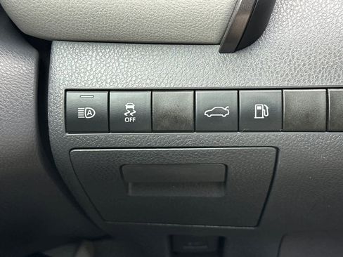 Used 2018 Toyota Camry LE image 28