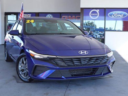 Used 2024 Hyundai Elantra SEL image 2