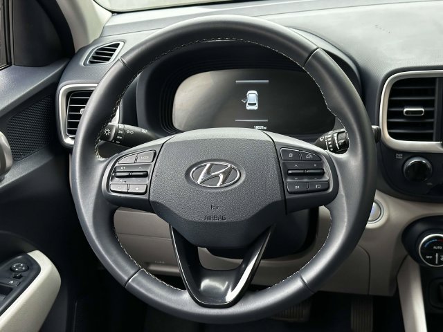 Used 2025 Hyundai Venue Limited FWD image 21