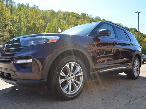 Used 2022 Ford Explorer XLT w/ Equipment Group 202A image 3