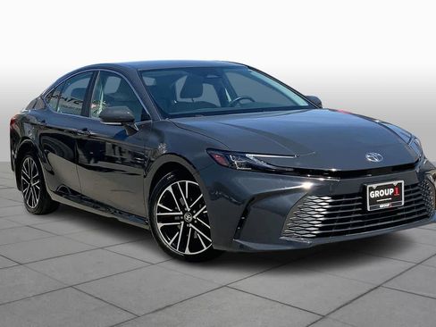 Used 2025 Toyota Camry XLE image 3