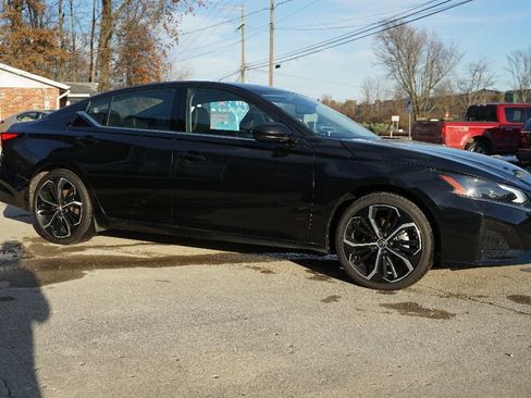 Used 2023 Nissan Altima 2.5 SR FWD image 2