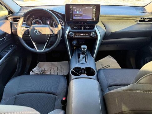 Used 2022 Toyota Venza LE image 12