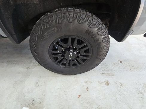 Used 2024 Chevrolet Silverado 2500 ZR2 w/ Technology Package image 17