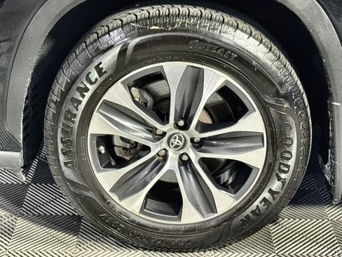 Used 2020 Toyota Highlander LE image 12