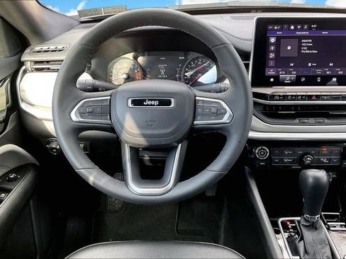 Used 2025 Jeep Compass Limited image 5