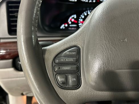 Used 2002 Lincoln Continental image 12