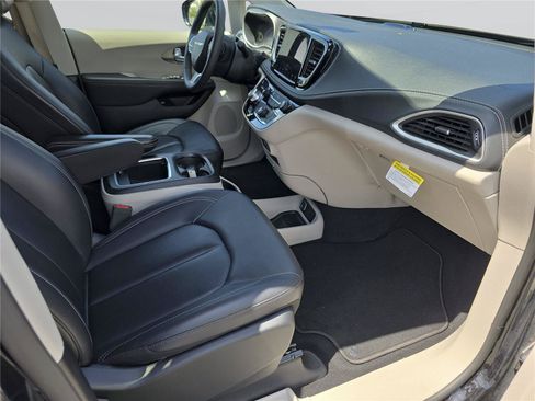 Used 2024 Chrysler Pacifica Limited FWD image 37