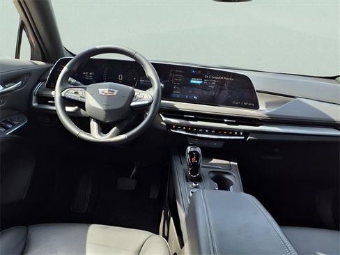 Used 2025 Cadillac XT4 Premium Luxury image 17