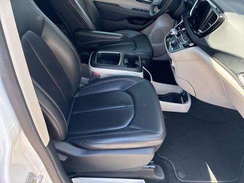 Used 2023 Chrysler Pacifica Touring-L FWD image 31
