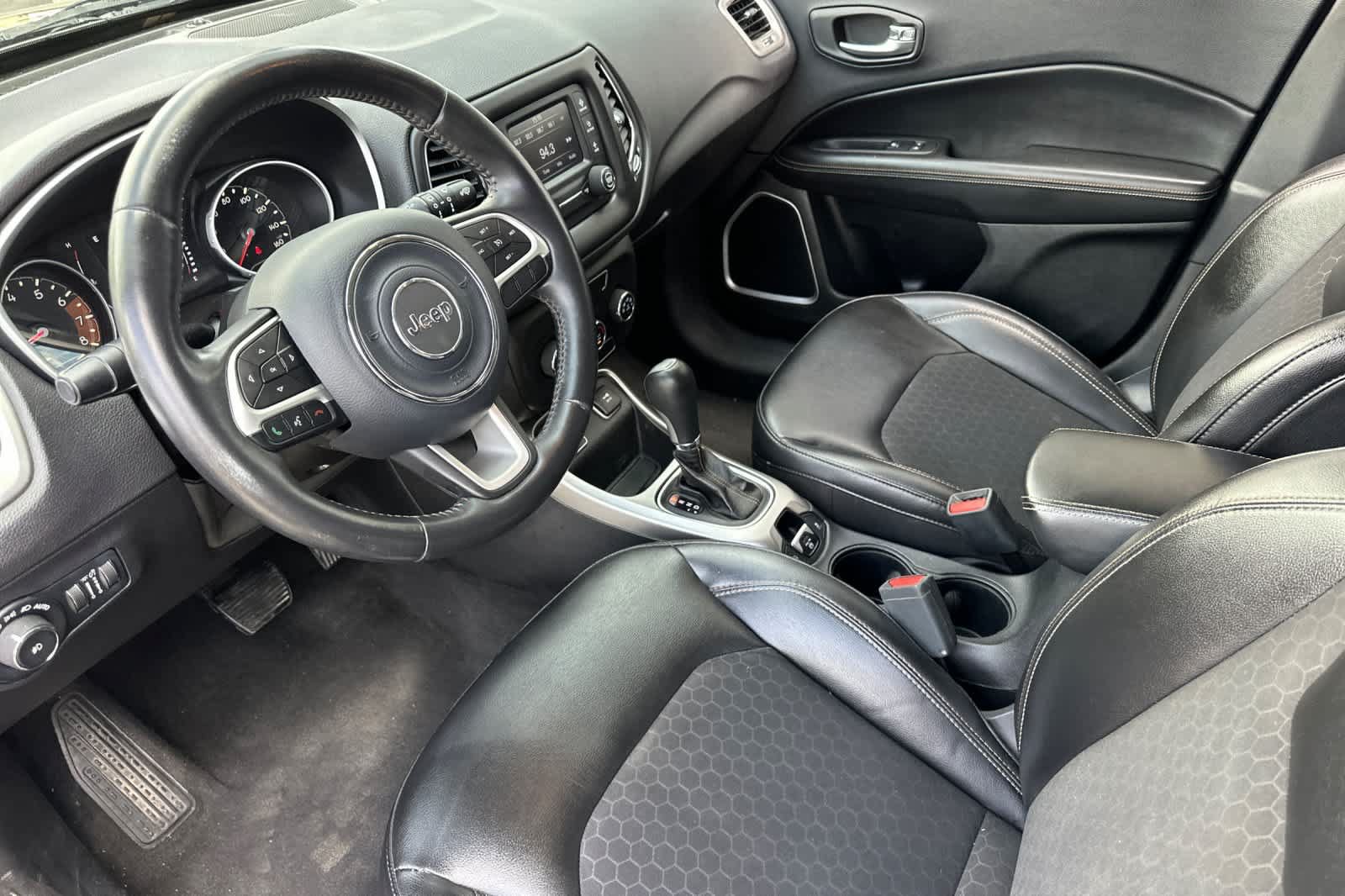 Used 2018 Jeep Compass Latitude FWD image 11
