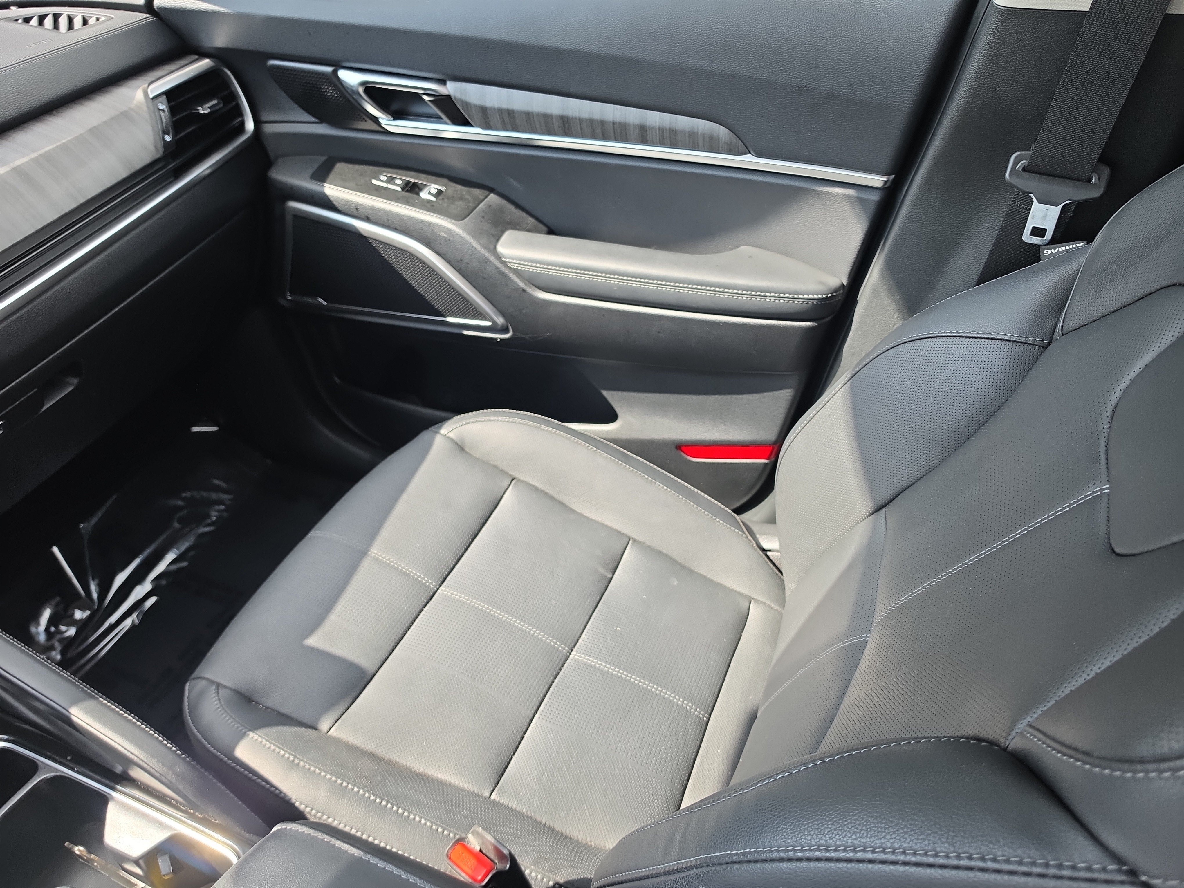 Used 2023 Kia Telluride EX w/ EX Captain's Chair Package AWD/4WD image 16