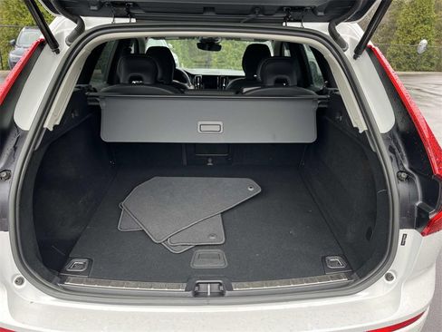 Used 2023 Volvo XC60 B5 Plus image 12