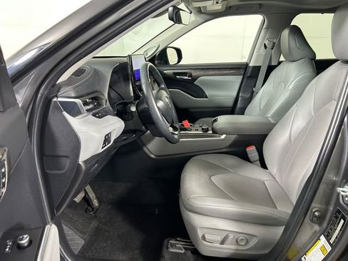 Used 2024 Toyota Highlander Limited image 12
