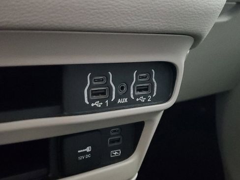 Used 2022 Chrysler Pacifica Touring-L AWD/4WD image 36