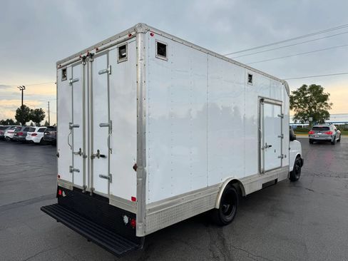 Used 2016 Chevrolet Express 4500 RWD image 4