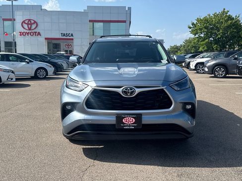 Used 2023 Toyota Highlander LE FWD image 2