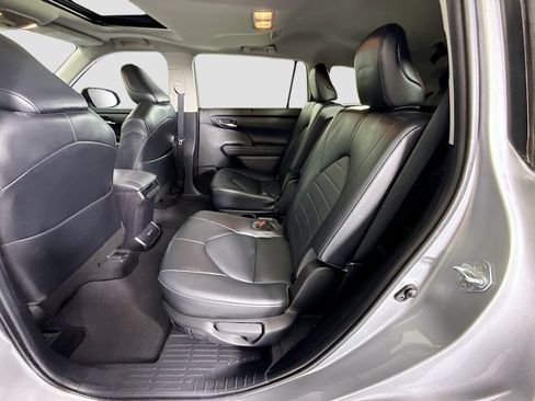 Used 2022 Toyota Highlander XLE AWD/4WD image 22