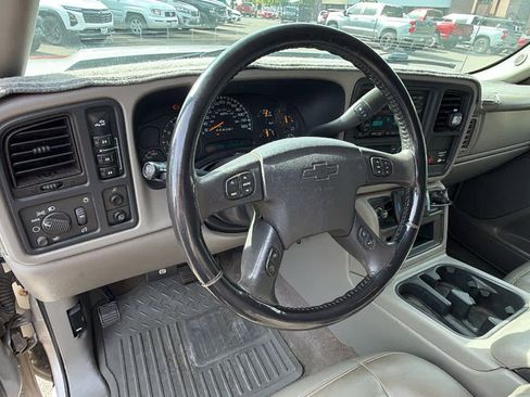 Used 2006 Chevrolet Silverado 2500 LT w/ Heavy-Duty Power Package AWD/4WD image 12