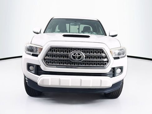 Used 2017 Toyota Tacoma TRD Sport w/ Tow Package RWD image 2