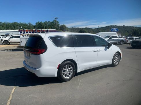 Used 2025 Chrysler Pacifica Select FWD image 5