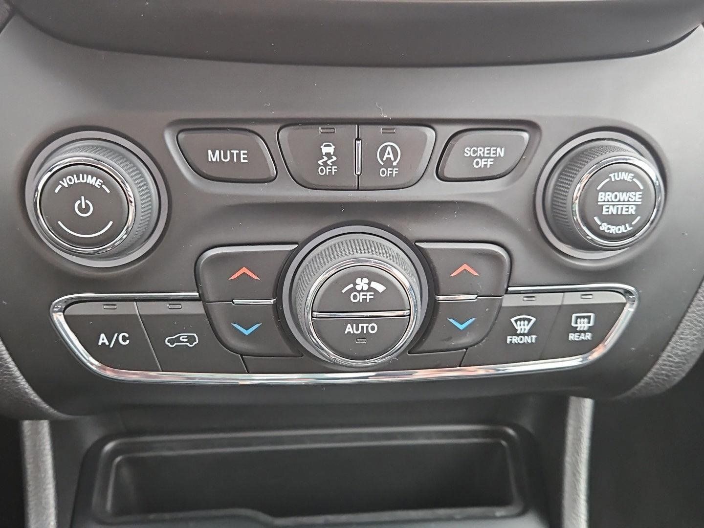 Used 2019 Jeep Cherokee Limited AWD/4WD image 23