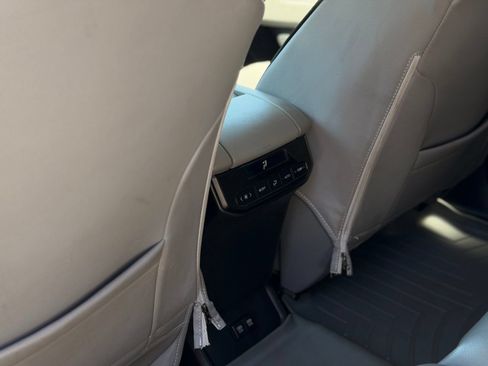 Used 2020 Toyota Highlander L FWD image 18
