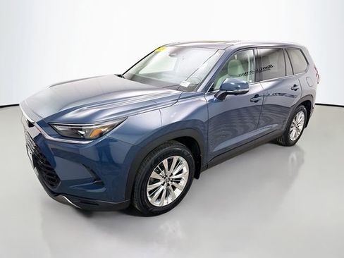 Used 2024 Toyota Grand Highlander AWD image 3