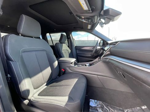 Used 2025 Jeep Grand Cherokee Laredo X w/ Luxury Tech Group I image 30