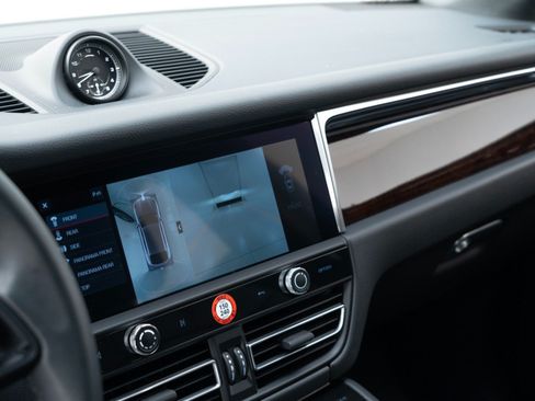 Certified 2025 Porsche Macan AWD/4WD image 28