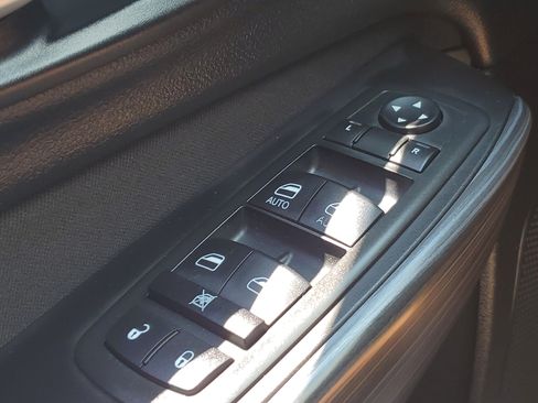 Used 2015 Jeep Cherokee Latitude w/ Comfort/Convenience Group AWD/4WD image 31