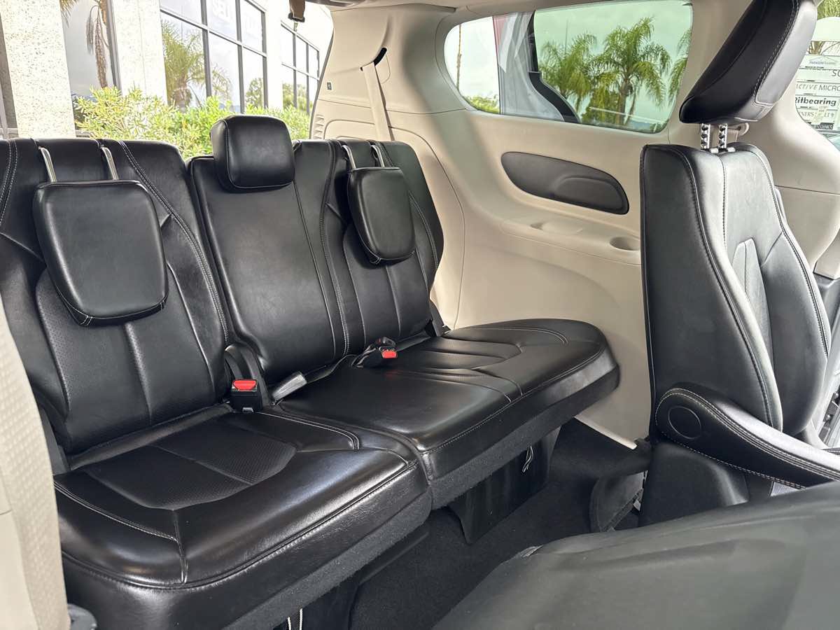 Used 2024 Chrysler Pacifica Limited FWD image 25