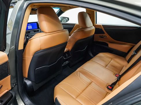Used 2025 Lexus ES 300h w/ Luxury Package FWD image 19