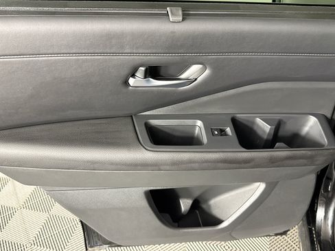 Used 2025 Nissan Pathfinder SL FWD image 24
