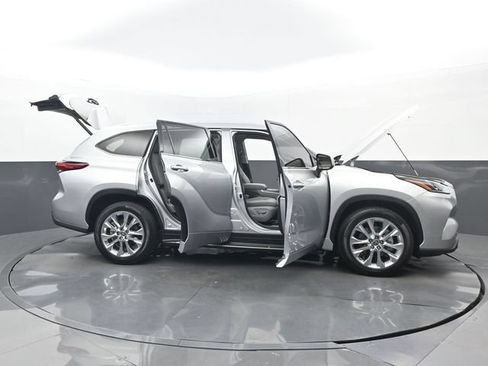 Used 2021 Toyota Highlander Limited FWD image 31