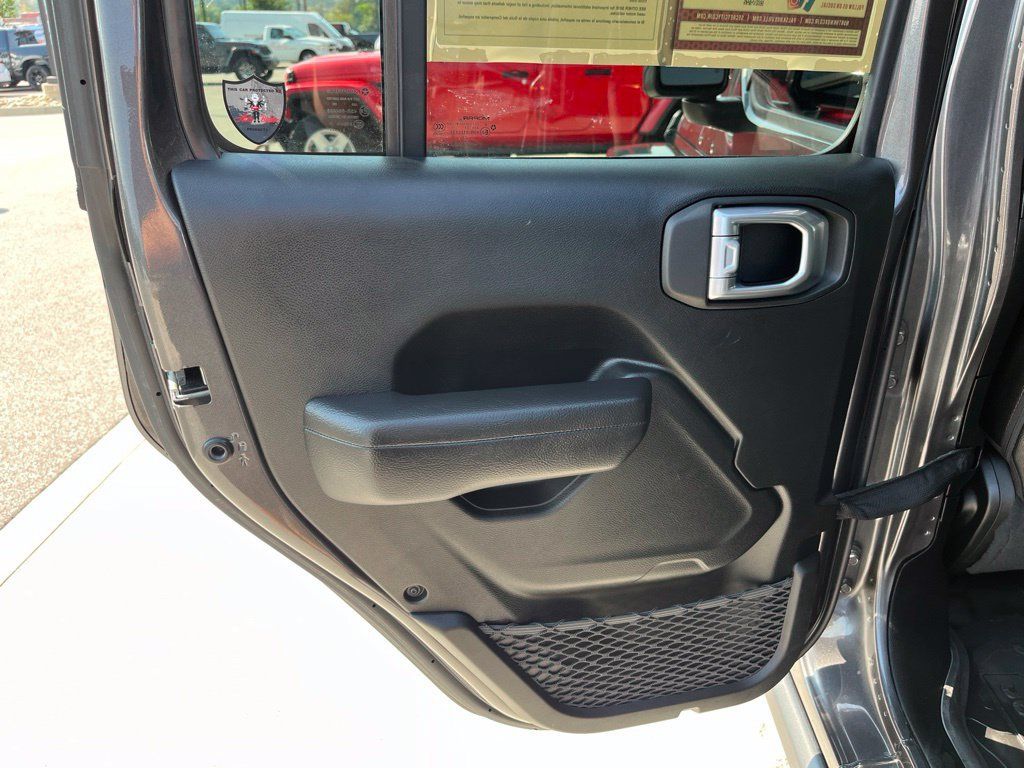 Used 2023 Jeep Gladiator Mojave AWD/4WD image 17