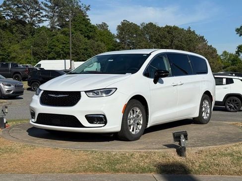 Used 2024 Chrysler Pacifica Touring-L image 3