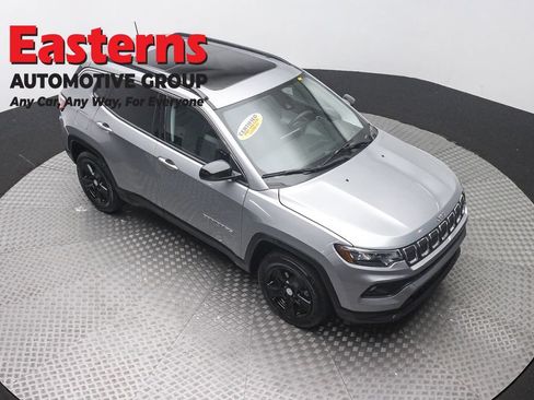 Used 2022 Jeep Compass Latitude w/ Sun and Sound Group AWD/4WD image 3