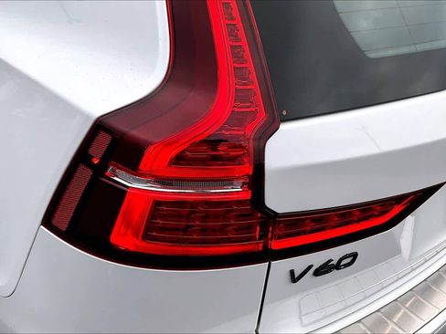 Used 2020 Volvo V60 T5 Momentum image 29