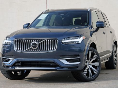 Used 2023 Volvo XC90 T8 Core AWD/4WD image 3