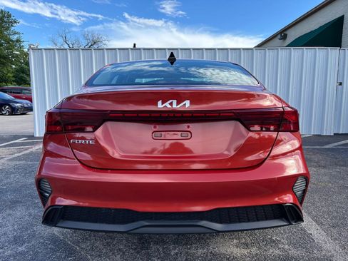 Used 2022 Kia Forte LXS w/ LXS Technology Package FWD image 4