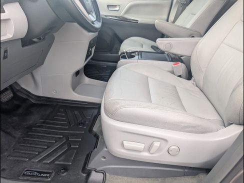 Used 2015 Toyota Sienna XLE Premium FWD image 11
